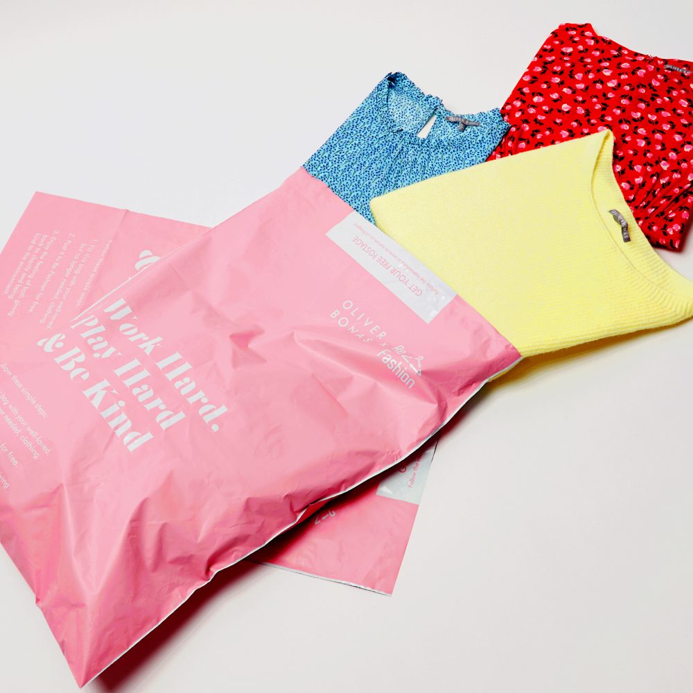 Re-Fashion mailing bags with clothing coming out